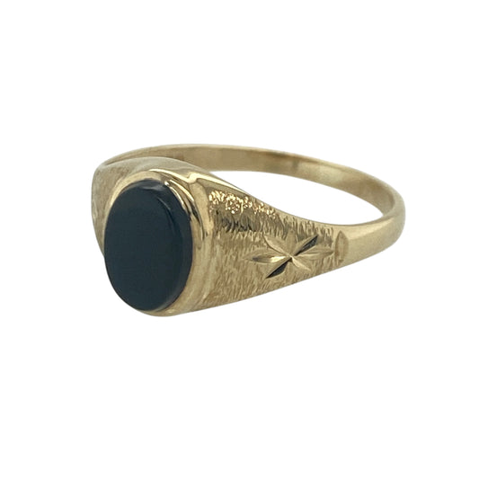 Add a touch of classic sophistication to your jewellery collection with this pre-owned 9ct yellow gold onyx oval signet ring, featuring a timeless design with elegant everyday appeal—perfect for gifting, formal wear, or as a distinguished addition to any jewellery collection.

Design: The ring showcases a polished oval onyx stone measuring approximately 7mm by 5mm, creating a sleek and striking focal point.