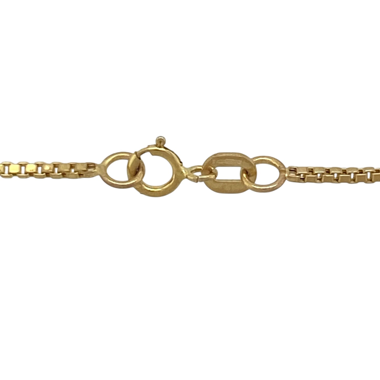 Complete your jewellery collection with this pre-owned 9ct yellow gold box chain, featuring a sleek and contemporary design that offers both versatility and timeless appeal—perfect for everyday wear or showcasing a favourite pendant.

Design: This necklace features the classic box chain design, created from a series of precisely linked square-shaped links that form a smooth, elegant chain with a refined appearance.