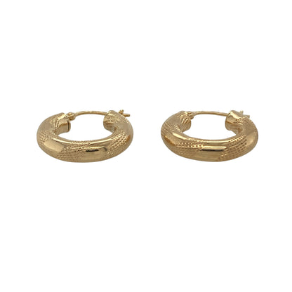 Add a touch of classic elegance to your jewellery collection with these pre-owned 9ct yellow gold small striped pattern hoop creole earrings. Featuring a timeless hoop design enhanced by decorative textured detailing, these versatile earrings are ideal for everyday wear and effortless styling.

Design: The earrings showcase a classic small hoop creole design with an attractive striped pattern finish.