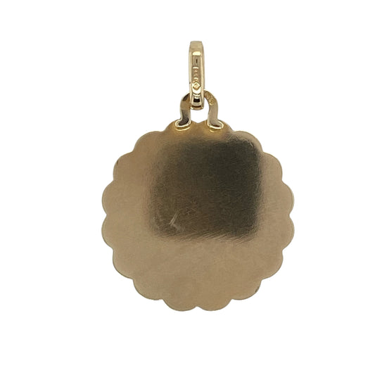 Carry a timeless symbol of protection and safe travels with this pre-owned 9ct yellow gold round St Christopher pendant. Featuring a traditional St Christopher design framed by an attractive scalloped edge, this classic pendant is a meaningful piece suitable for everyday wear.

Design: The pendant showcases the iconic image of St Christopher, the patron saint of travellers, within a round frame enhanced by a decorative scalloped edge.