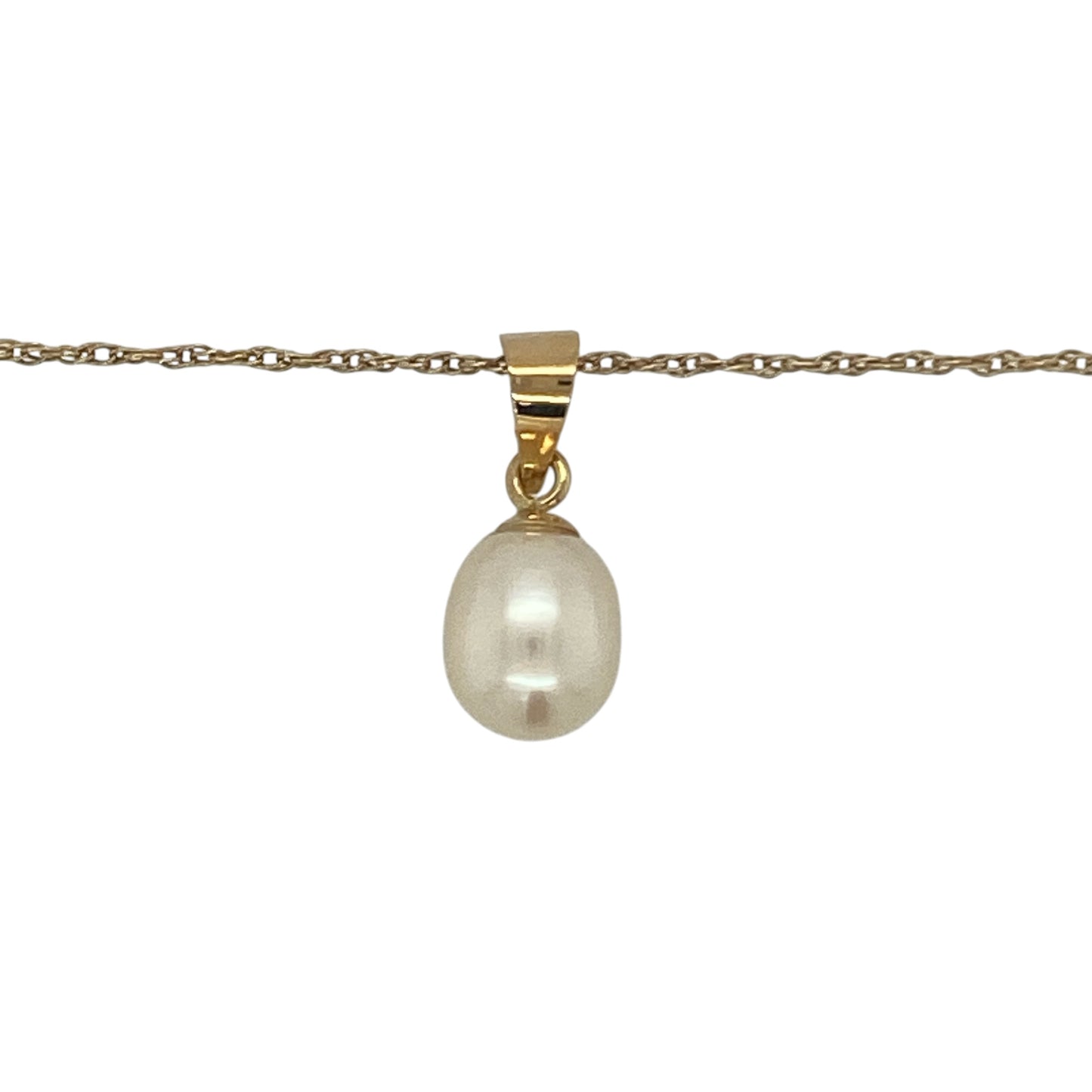 Add timeless elegance and classic sophistication to your jewellery collection with this pre-owned 9ct yellow gold pearl pendant necklace. Featuring a beautiful cultured pearl suspended from a delicate Prince of Wales chain, this graceful necklace is perfect for both everyday wear and special occasions.

Design: The pendant showcases a lustrous pearl measuring approximately 8mm by 7mm, admired for its soft iridescent glow and timeless beauty.