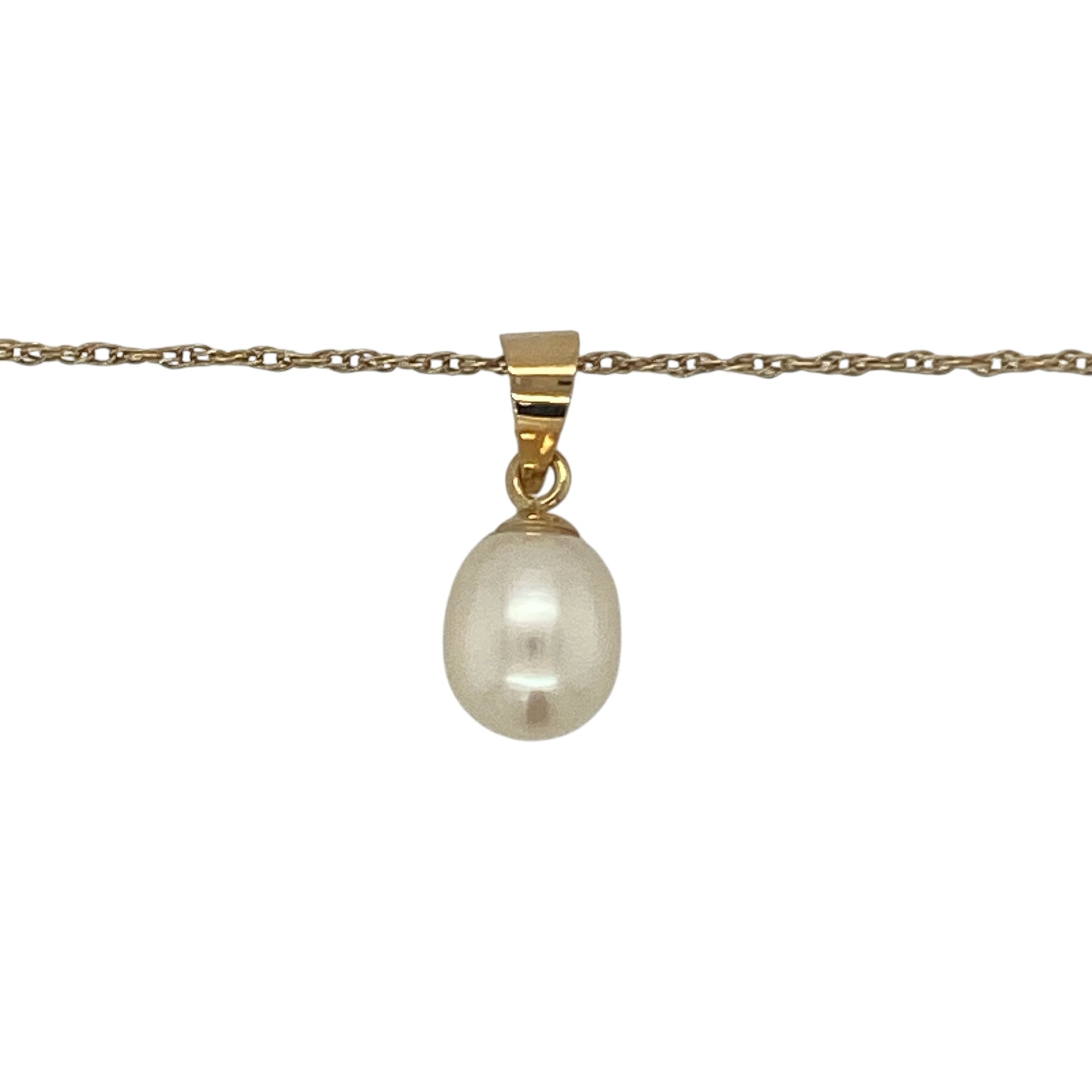 Add timeless elegance and classic sophistication to your jewellery collection with this pre-owned 9ct yellow gold pearl pendant necklace. Featuring a beautiful cultured pearl suspended from a delicate Prince of Wales chain, this graceful necklace is perfect for both everyday wear and special occasions.

Design: The pendant showcases a lustrous pearl measuring approximately 8mm by 7mm, admired for its soft iridescent glow and timeless beauty.
