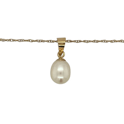 Add timeless elegance and classic sophistication to your jewellery collection with this pre-owned 9ct yellow gold pearl pendant necklace. Featuring a beautiful cultured pearl suspended from a delicate Prince of Wales chain, this graceful necklace is perfect for both everyday wear and special occasions.

Design: The pendant showcases a lustrous pearl measuring approximately 8mm by 7mm, admired for its soft iridescent glow and timeless beauty.