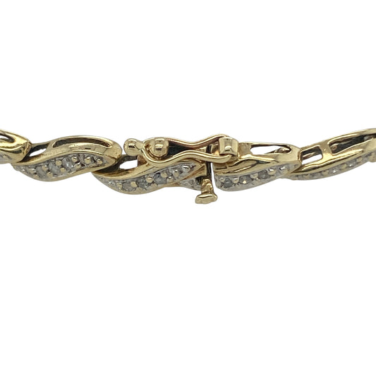 Add sophisticated sparkle and contemporary style to your jewellery collection with this pre-owned 9ct yellow gold diamond curved bar link bracelet. Featuring elegant curved bar links accented with sparkling diamonds, this beautiful bracelet offers a refined look that is perfect for both everyday wear and special occasions.

Design: The bracelet showcases a stylish curved bar link design, creating a flowing and elegant appearance around the wrist.