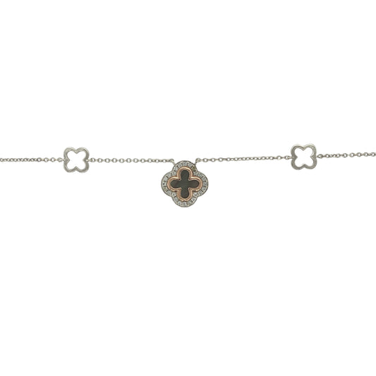 Add a touch of Welsh elegance and symbolic charm to your jewellery collection with this pre-owned 925 silver and 9ct rose gold Clogau Tudor Court Clover necklace. Featuring a beautifully detailed clover design enhanced by a dark mother of pearl centre, this sophisticated necklace combines heritage-inspired styling with timeless appeal.

Design: The necklace showcases the distinctive Tudor Court clover motif, a design inspired by historic Welsh architecture and decorative patterns.