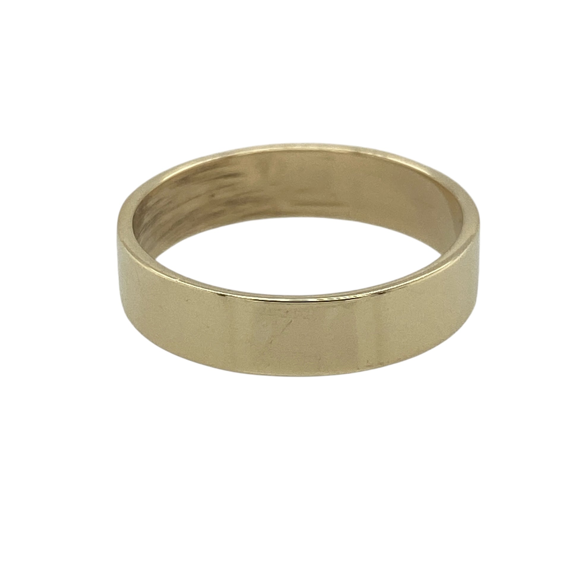 Celebrate the heritage of British jewellery with this pre-owned 9ct yellow gold hallmarked detail flat band ring. Featuring an elegant flat profile and decorative hallmark-inspired detailing around the exterior, this distinctive ring offers a timeless blend of tradition and contemporary style.

Design: The ring showcases a classic 4mm wide flat band design, enhanced by decorative hallmarked detailing around the outside of the band.
