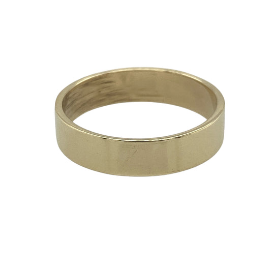 Celebrate the heritage of British jewellery with this pre-owned 9ct yellow gold hallmarked detail flat band ring. Featuring an elegant flat profile and decorative hallmark-inspired detailing around the exterior, this distinctive ring offers a timeless blend of tradition and contemporary style.

Design: The ring showcases a classic 4mm wide flat band design, enhanced by decorative hallmarked detailing around the outside of the band.