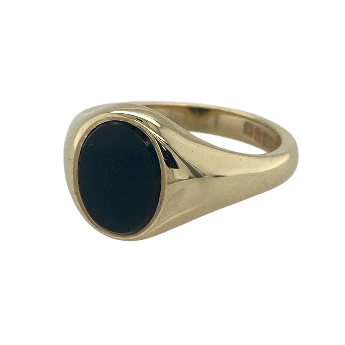 Make a timeless statement with this pre-owned 9ct yellow gold and onyx oval signet ring. Combining the classic appeal of a traditional signet ring with the striking contrast of polished black onyx, this distinguished piece offers enduring style and sophistication.

Design: The ring features a classic oval signet design centred around a polished black onyx gemstone measuring approximately 10mm by 8mm.