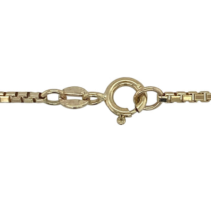 Add timeless sophistication to your jewellery collection with this pre-owned 9ct yellow gold box chain necklace. Featuring a substantial weight, classic box-link construction, and versatile 20-inch length, this elegant chain is ideal for both standalone wear and pairing with a favourite pendant.

Design: The necklace showcases a traditional box chain design, formed from precisely interconnected square links that create a sleek, structured appearance.