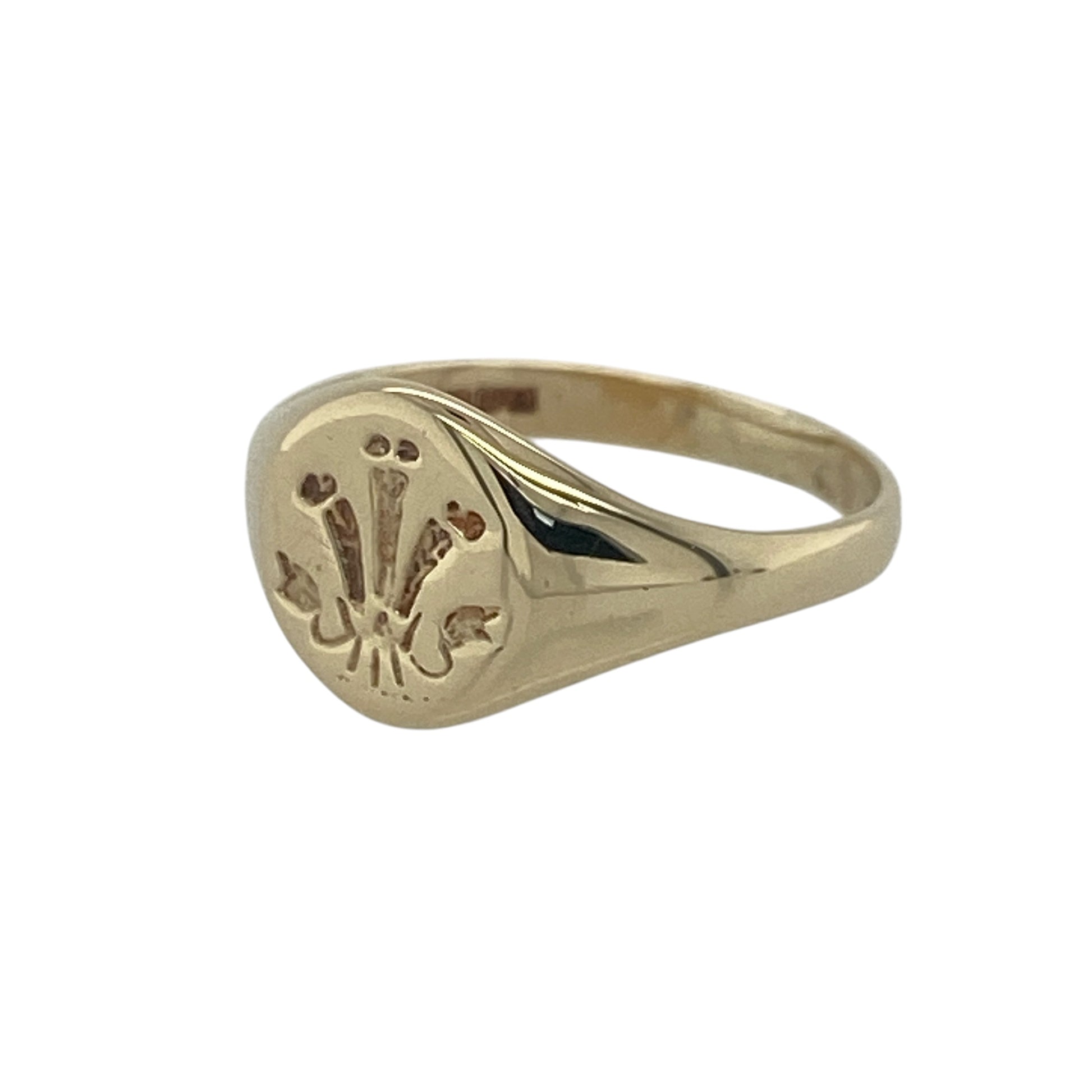 Add a touch of heritage and traditional style to your jewellery collection with this pre-owned 9ct yellow gold three feathers signet ring. Featuring the iconic three feathers motif engraved on a classic round signet face, this charming ring offers timeless appeal and meaningful symbolism.

Design: The ring showcases a traditional round signet face measuring approximately 8mm in height, decorated with the distinctive three feathers emblem.