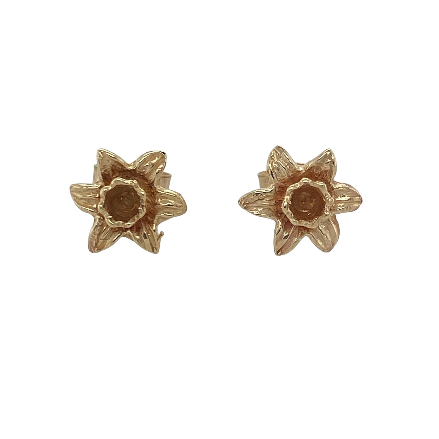 Celebrate Welsh heritage and timeless style with these pre-owned 9ct yellow gold Welsh daffodil stud earrings. Featuring the iconic daffodil motif, a cherished symbol of Wales, these elegant earrings offer a meaningful and attractive addition to any jewellery collection.

Design: The earrings showcase beautifully crafted daffodil designs, capturing the distinctive shape of Wales' national flower. Their detailed styling creates a charming and recognisable look that is both elegant and symbolic.