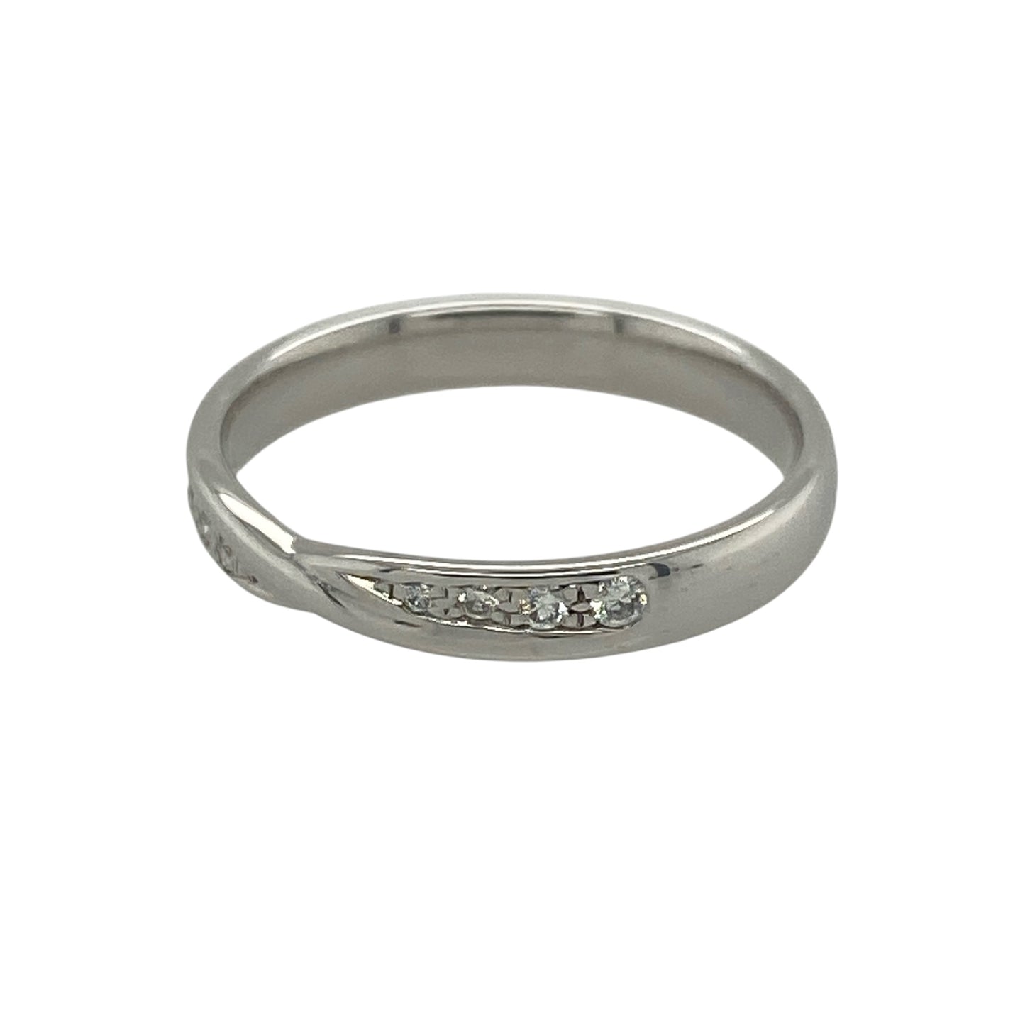 Add contemporary elegance to your jewellery collection with this pre-owned 9ct white gold diamond crossover band ring. Featuring a stylish crossover design accented with sparkling diamonds, this sophisticated ring offers a modern twist on a timeless classic.

Design: The ring showcases an elegant crossover band design, with flowing lines that create a graceful and eye-catching appearance.