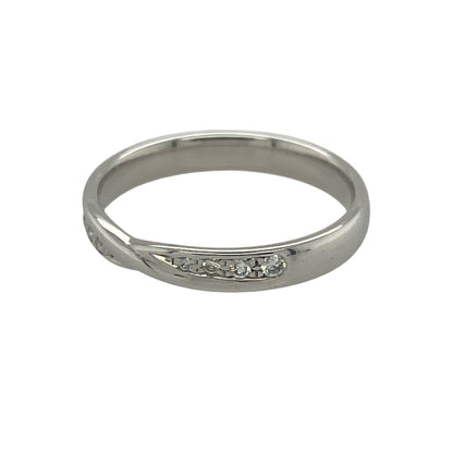 Add contemporary elegance to your jewellery collection with this pre-owned 9ct white gold diamond crossover band ring. Featuring a stylish crossover design accented with sparkling diamonds, this sophisticated ring offers a modern twist on a timeless classic.

Design: The ring showcases an elegant crossover band design, with flowing lines that create a graceful and eye-catching appearance.
