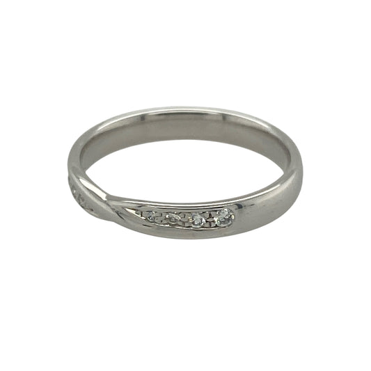 Add contemporary elegance to your jewellery collection with this pre-owned 9ct white gold diamond crossover band ring. Featuring a stylish crossover design accented with sparkling diamonds, this sophisticated ring offers a modern twist on a timeless classic.

Design: The ring showcases an elegant crossover band design, with flowing lines that create a graceful and eye-catching appearance.