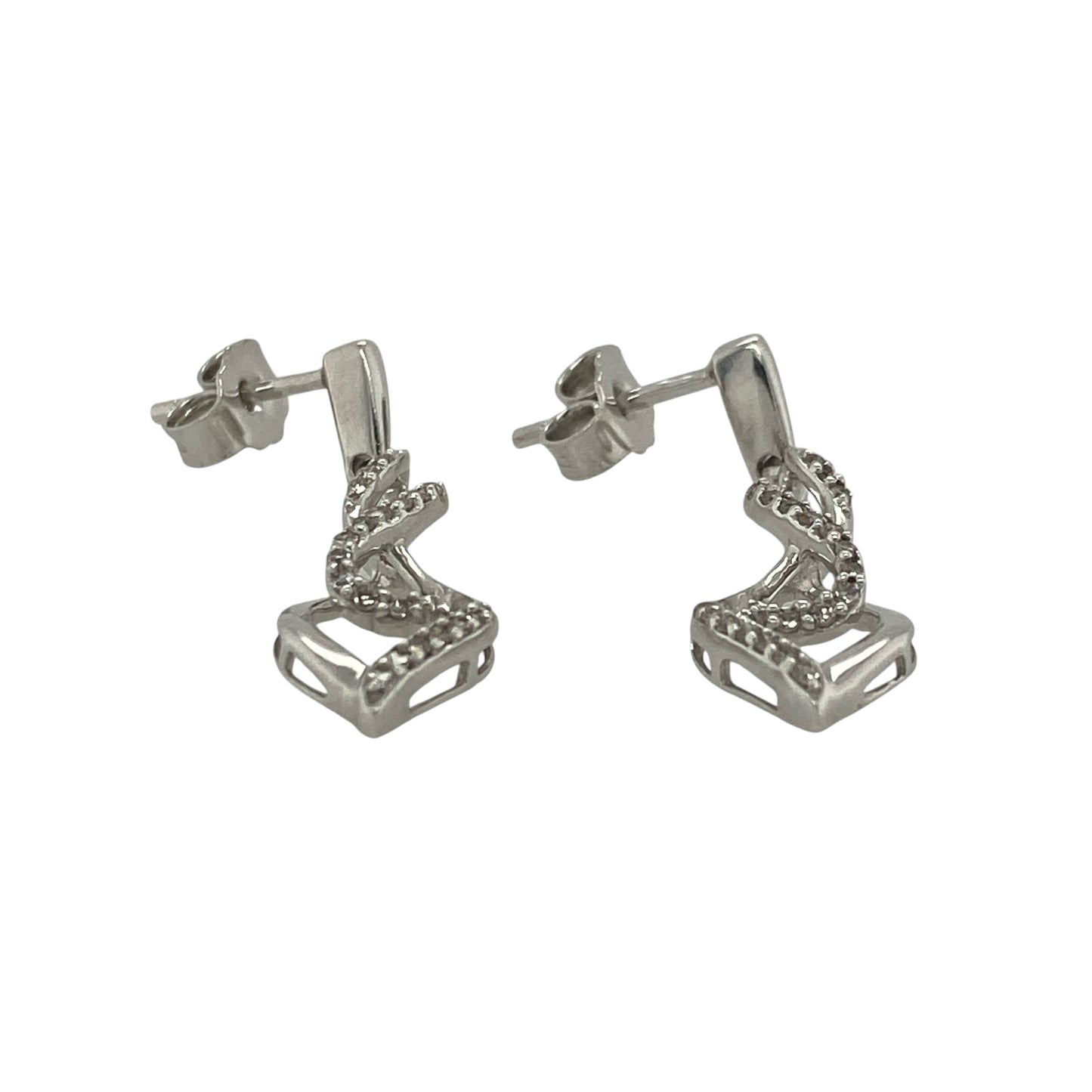 Add graceful movement and elegant sparkle to your jewellery collection with these pre-owned 9ct white gold diamond twist drop earrings. Featuring a contemporary twist design accented with diamonds, these sophisticated earrings offer timeless style suitable for both everyday wear and special occasions.

Design: The earrings showcase an elegant twist drop design, creating a flowing and contemporary silhouette.