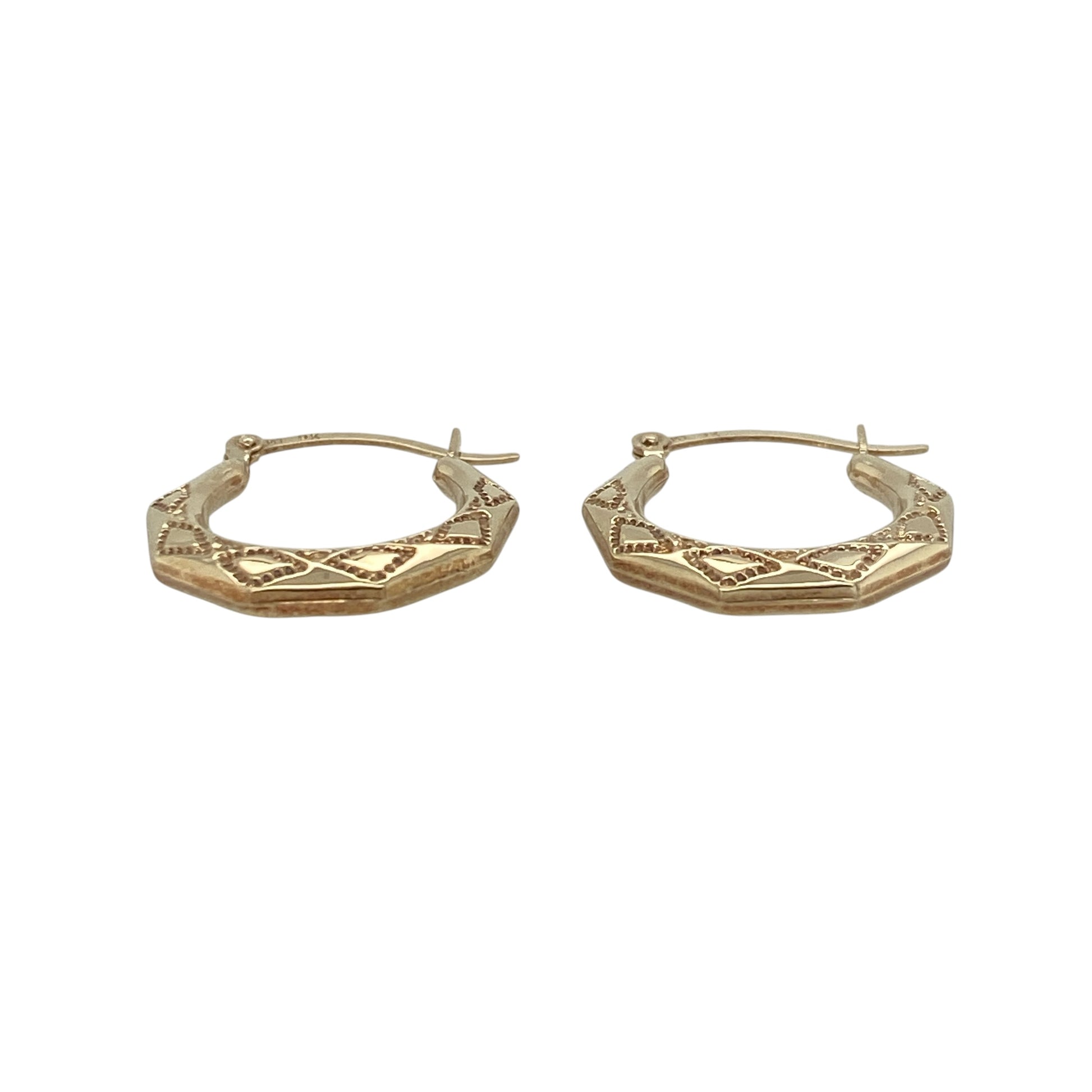 Add a unique geometric touch to your jewellery collection with these pre-owned 9ct yellow gold patterned octagon-shaped creole earrings. Combining a classic hoop style with an attractive octagonal profile and decorative patterning, these earrings offer a distinctive twist on a timeless favourite.

Design: The earrings feature an elegant octagon-shaped creole design, providing a stylish alternative to traditional round hoops.