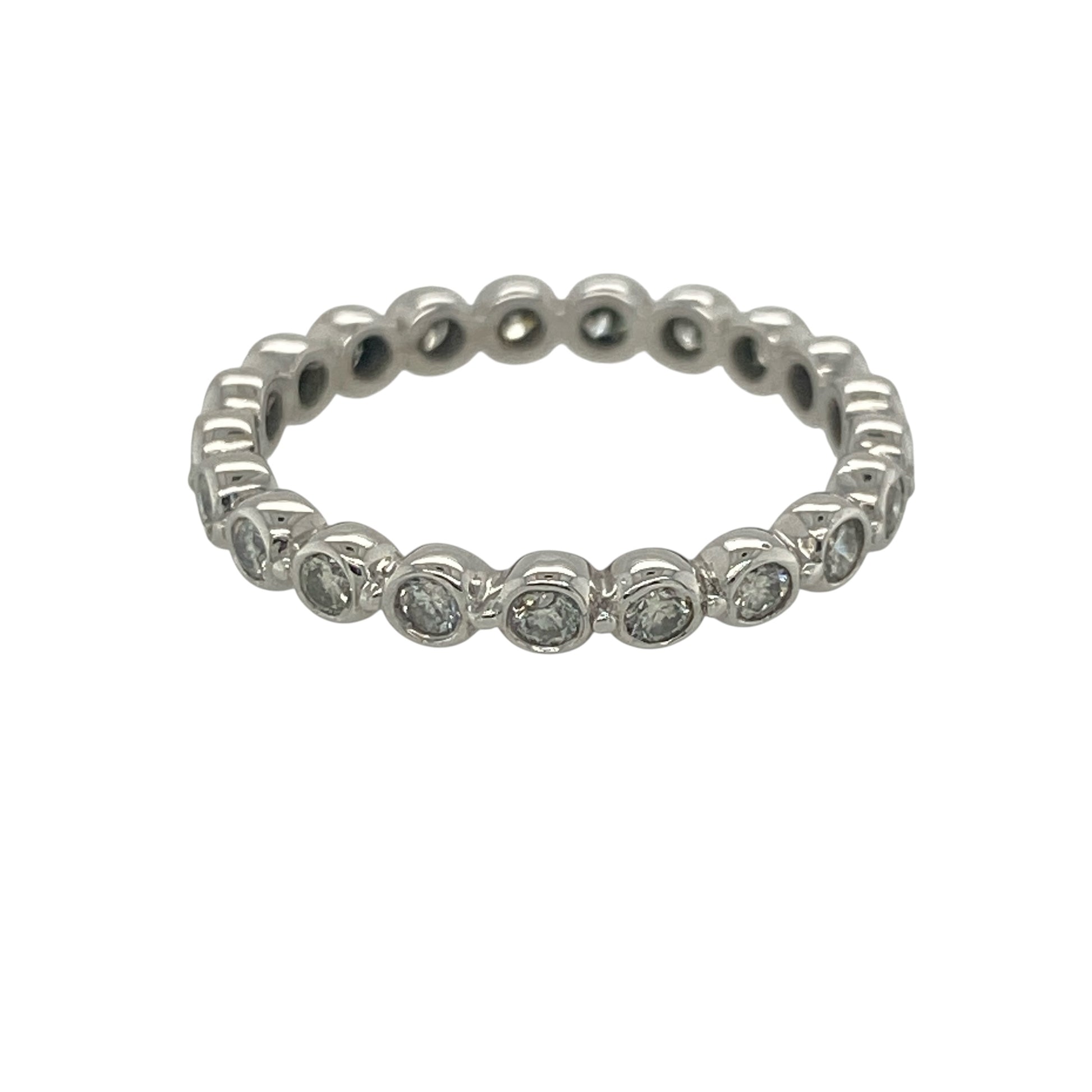 Add contemporary elegance and subtle sparkle to your jewellery collection with this pre-owned 9ct white gold diamond bubble band ring. Featuring a distinctive bubble-style design accented with diamonds, this stylish ring offers a modern take on a classic diamond band.

Design: The ring showcases an attractive bubble band design, with softly rounded settings creating a flowing and contemporary appearance.