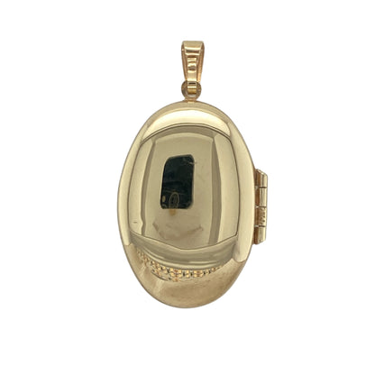 Keep cherished memories close with this pre-owned 9ct yellow gold diamond patterned oval locket. Beautifully crafted with decorative detailing and a touch of diamond sparkle, this elegant locket combines timeless sentiment with classic gold craftsmanship.

Design: The locket features a traditional oval shape enhanced by an attractive patterned finish across the front.