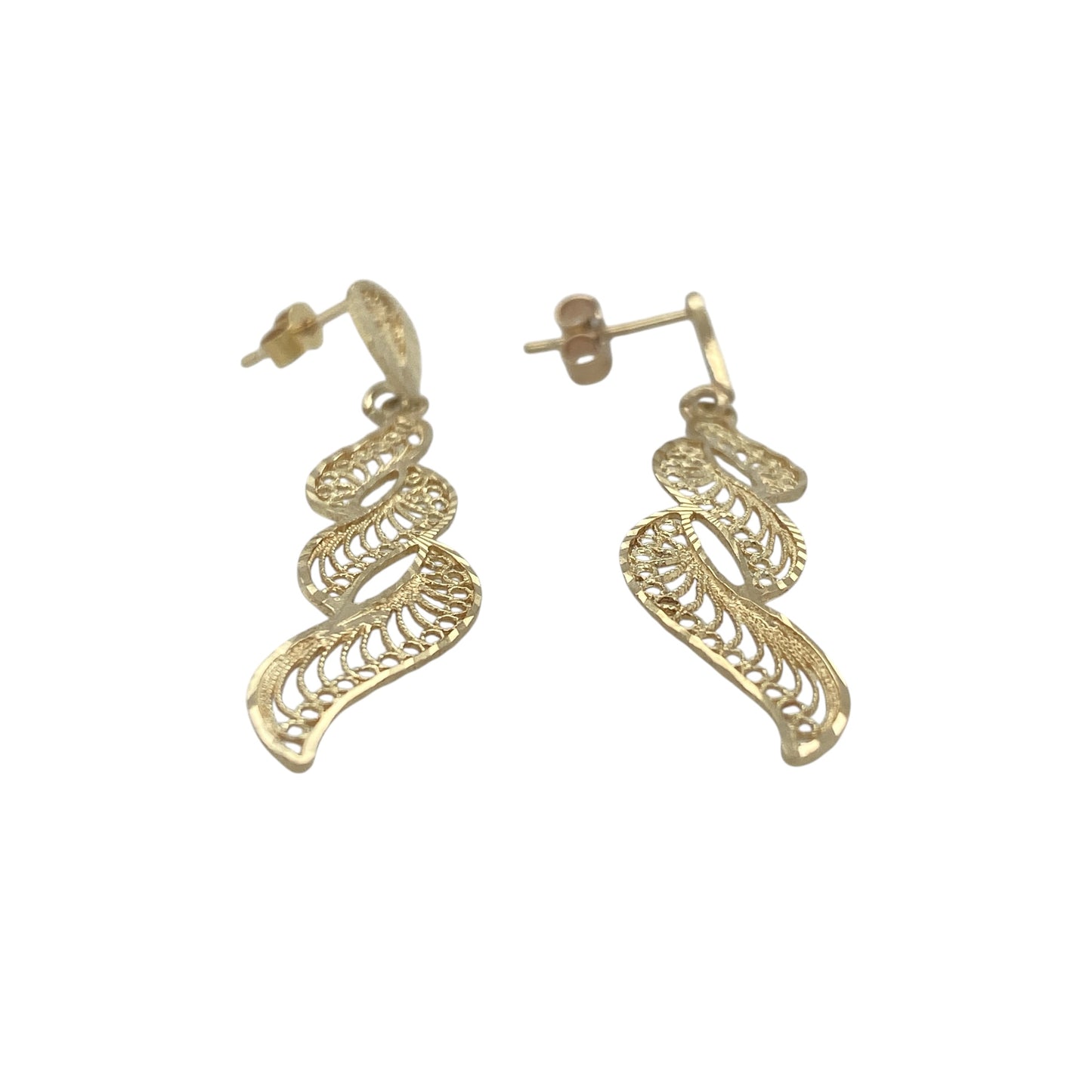 Add a touch of vintage-inspired elegance to your jewellery collection with these pre-owned 9ct yellow gold open filigree patterned swirl drop earrings. Beautifully crafted with intricate detailing and graceful movement, these earrings offer timeless sophistication and feminine charm.

Design: The earrings feature an elegant open swirl design enhanced with delicate filigree patterning.