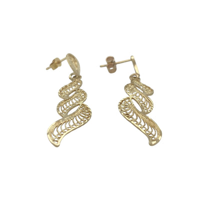 Add a touch of vintage-inspired elegance to your jewellery collection with these pre-owned 9ct yellow gold open filigree patterned swirl drop earrings. Beautifully crafted with intricate detailing and graceful movement, these earrings offer timeless sophistication and feminine charm.

Design: The earrings feature an elegant open swirl design enhanced with delicate filigree patterning.
