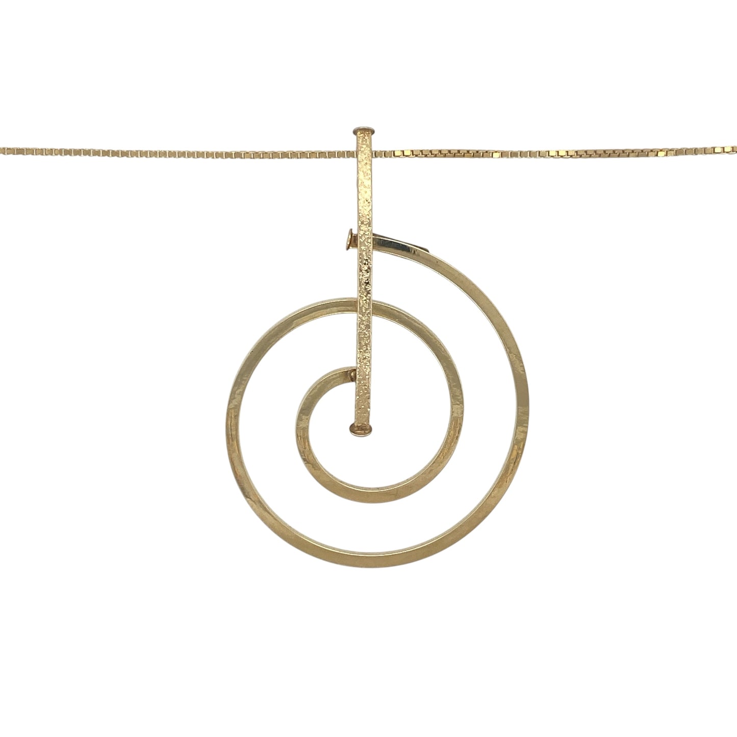 Elegant and eye-catching, this pre-owned 9ct yellow gold swirl pendant necklace showcases a graceful flowing design that combines contemporary styling with timeless appeal. Suspended from a classic box chain, this beautiful piece is perfect for adding sophistication to any outfit.

Design: The pendant features an elegant swirl motif with flowing curves that create a sense of movement and refinement.