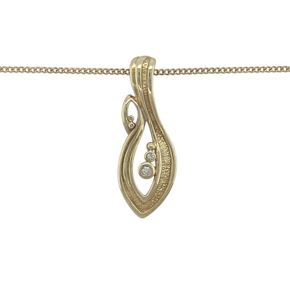 Elegant and distinctive, this pre-owned 9ct yellow gold diamond Clogau swirl style pendant necklace showcases flowing curves and sparkling diamond detail in a beautifully crafted design. Complete with an adjustable Clogau curb chain, this versatile piece combines contemporary styling with timeless sophistication.

Design: The pendant features a graceful swirl-inspired design measuring approximately 3cm in length.