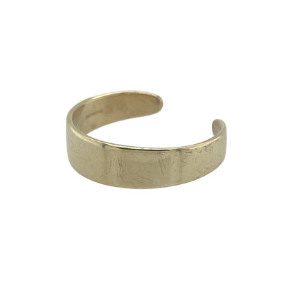 Simple, stylish, and perfect for everyday wear, this pre-owned 9ct yellow gold plain toe ring offers timeless elegance with a classic minimalist design. Its clean lines and polished finish make it a versatile accessory for any jewellery collection.

Design: The toe ring features a plain polished band with a smooth, uncluttered appearance. Measuring approximately 4mm wide across the front, it provides a noticeable yet elegant look that complements both casual and dressy styles.