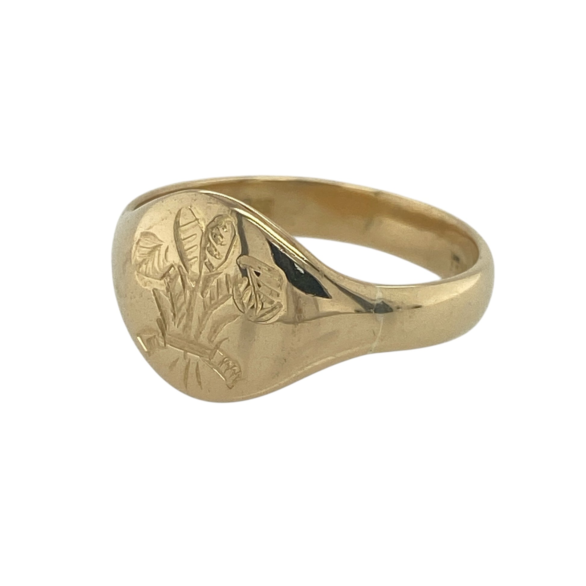 Celebrate Welsh heritage with this impressive pre-owned 18ct yellow gold Welsh Three Feathers oval signet ring. Combining traditional symbolism with luxurious craftsmanship, this substantial signet ring is a timeless piece that makes a distinguished addition to any jewellery collection.

Design: The ring features a classic oval signet head adorned with the iconic Welsh Three Feathers emblem, a symbol closely associated with Welsh heritage and pride.