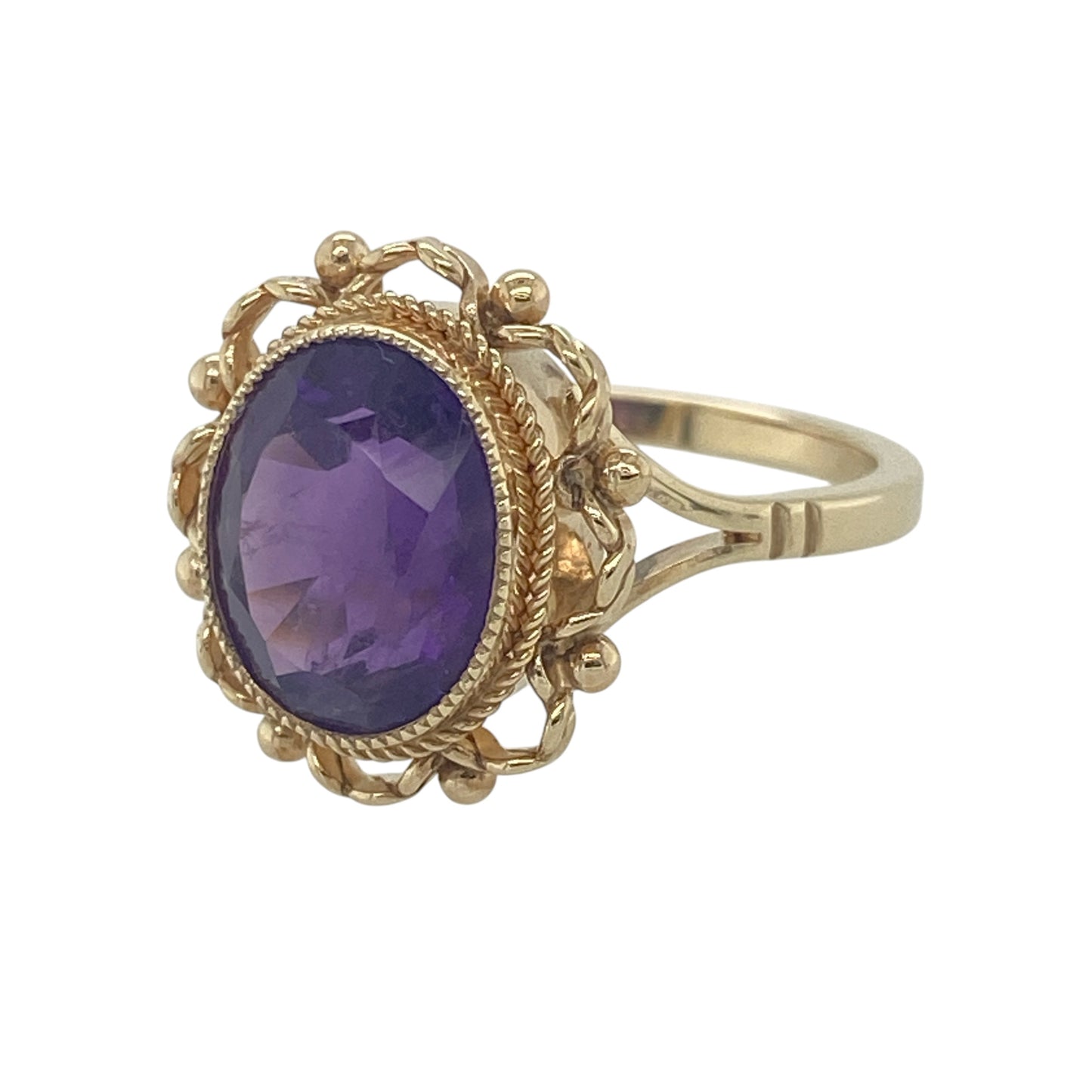 Elegant and full of vintage-inspired charm, this pre-owned 9ct yellow gold amethyst ring showcases a beautiful oval amethyst framed by an intricate rope-style surround. The rich purple gemstone and decorative detailing combine to create a striking and timeless piece.

Design: The ring features a stunning oval amethyst as its centrepiece, enhanced by an attractive fancy rope-style surround.