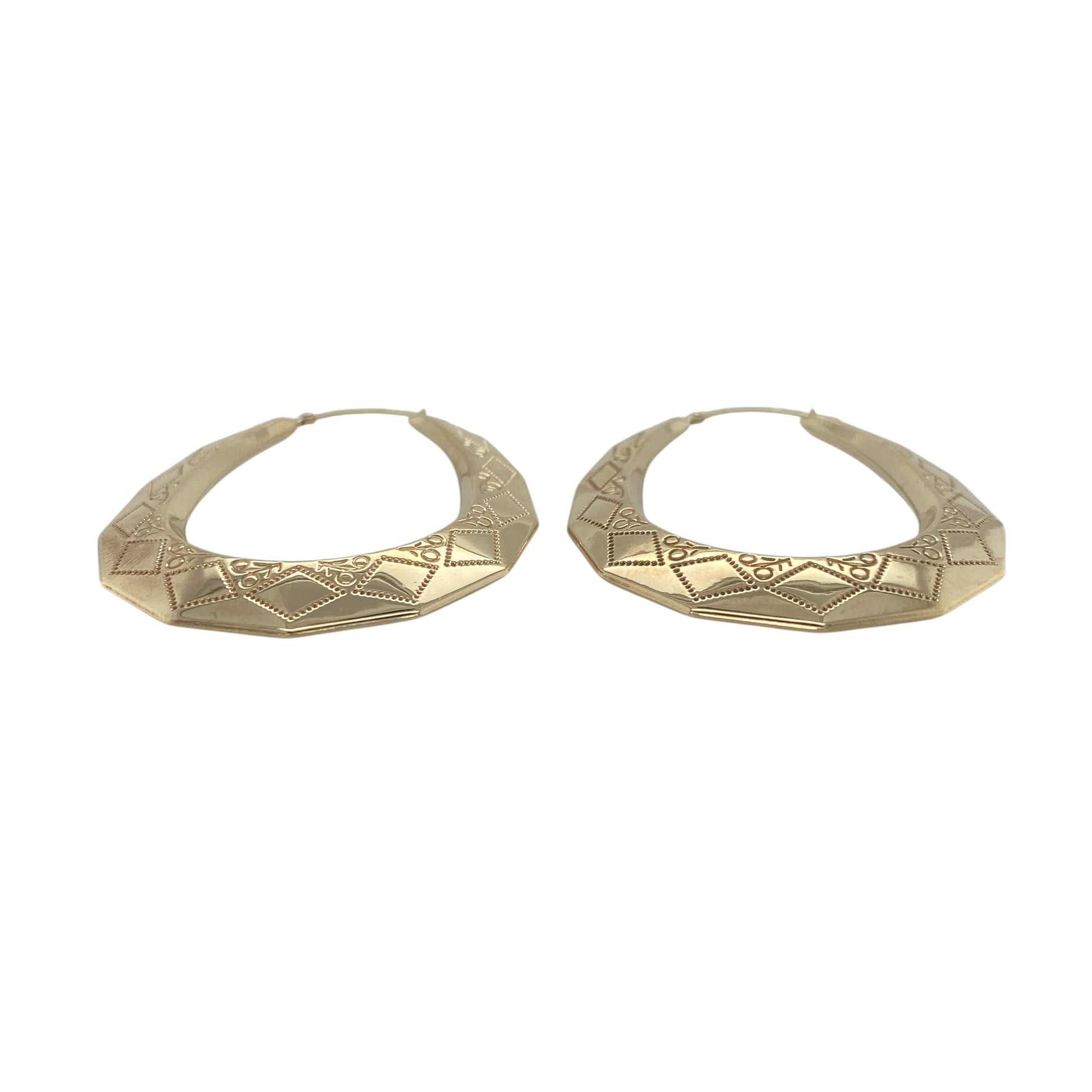 Classic with a decorative twist, these pre-owned 9ct yellow gold patterned large creole earrings are a timeless accessory that effortlessly combines elegant styling with everyday versatility. Their eye-catching textured finish adds extra sparkle and character to a traditional hoop design.

Design: The earrings feature a classic large creole hoop design enhanced with an attractive patterned finish.