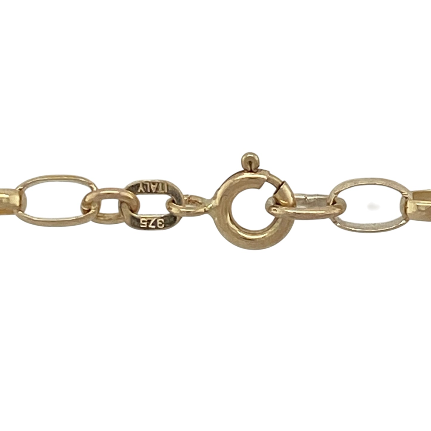 Timeless, versatile, and beautifully crafted, this pre-owned 9ct yellow gold belcher chain is a classic jewellery staple. With its substantial weight and traditional rounded links, it is perfect for wearing alone or paired with a favourite pendant.

Design: The chain features the classic belcher link pattern, formed from evenly sized rounded links that create a smooth, balanced, and timeless appearance. Its clean styling makes it suitable for both everyday wear and special occasions.