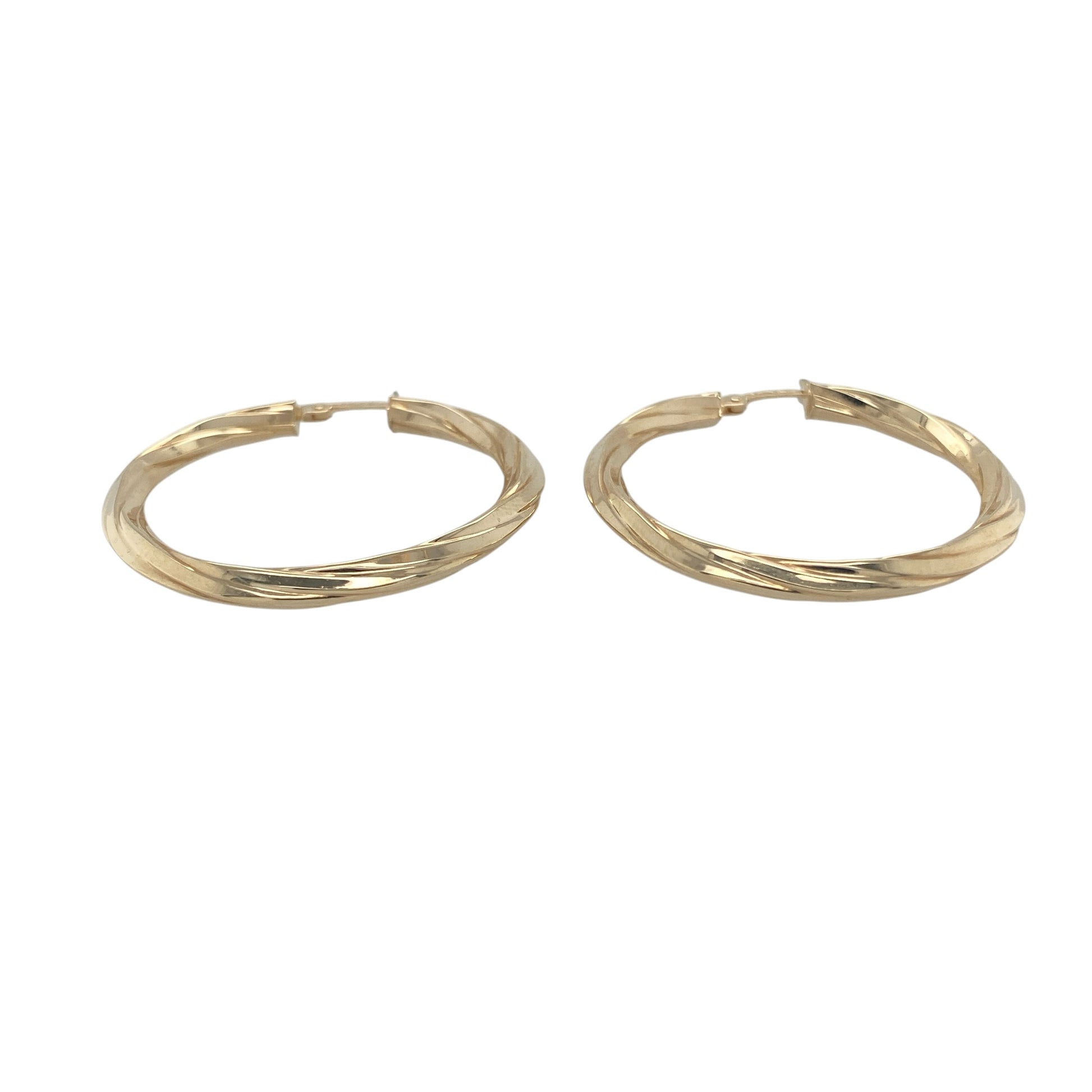 Stylish and timeless, these pre-owned 9ct yellow gold twisted hoop creole earrings offer a classic design with an elegant textured twist. Their substantial weight and polished finish make them a versatile addition to any jewellery collection, perfect for everyday wear or special occasions.

Design: The earrings feature the ever-popular hoop creole style with an attractive twisted design that adds depth, texture, and extra light-catching brilliance.