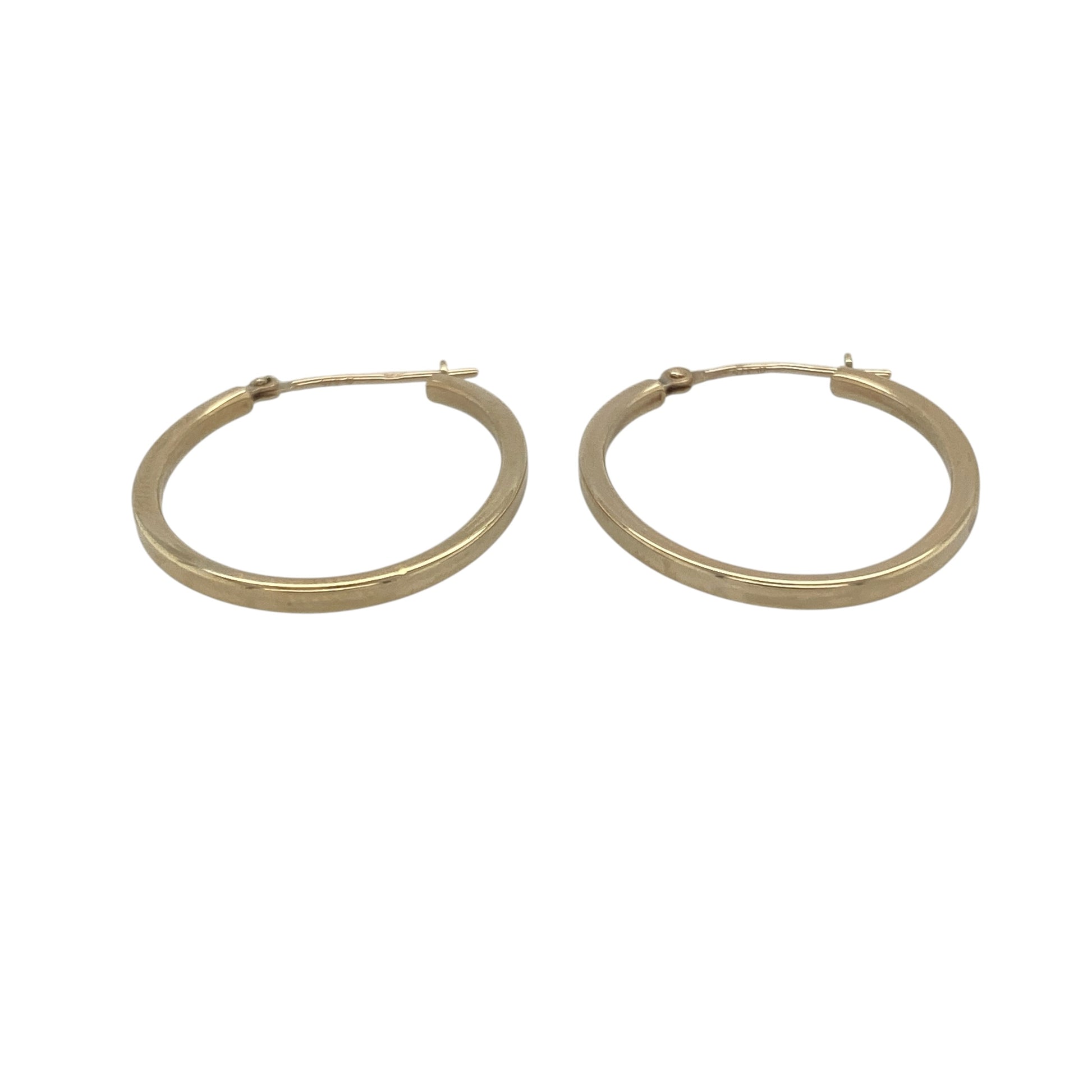 Simple, elegant, and endlessly versatile, these pre-owned 9ct yellow gold plain oval creole earrings are a timeless jewellery essential. Their classic oval hoop design and polished finish make them perfect for everyday wear while complementing both casual and formal styles.

Design: The earrings feature a sleek plain oval creole design with smooth, flowing curves that create a refined and elegant silhouette. Their understated styling ensures they remain a timeless addition to any jewellery collection.