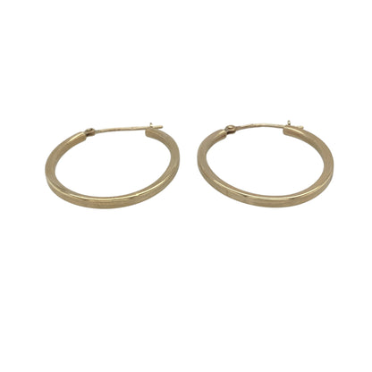 Simple, elegant, and endlessly versatile, these pre-owned 9ct yellow gold plain oval creole earrings are a timeless jewellery essential. Their classic oval hoop design and polished finish make them perfect for everyday wear while complementing both casual and formal styles.

Design: The earrings feature a sleek plain oval creole design with smooth, flowing curves that create a refined and elegant silhouette. Their understated styling ensures they remain a timeless addition to any jewellery collection.