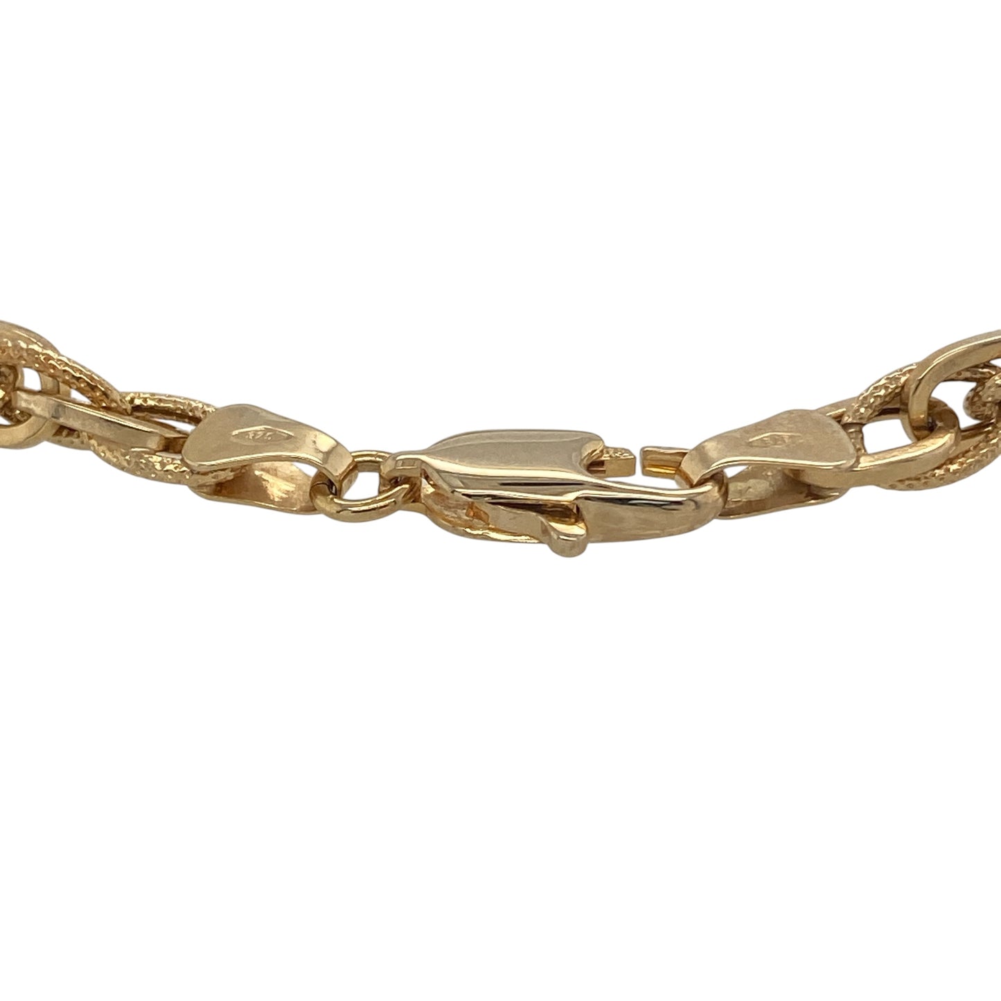 Classic and sophisticated, this pre-owned 9ct yellow gold Prince of Wales bracelet is a timeless jewellery staple. Renowned for its intricate woven links and elegant appearance, the Prince of Wales design offers both strength and flexibility, making it perfect for everyday wear or special occasions.

Design: The bracelet features the distinctive Prince of Wales link pattern, created from finely woven gold strands that produce a smooth, rounded profile with exceptional visual depth.