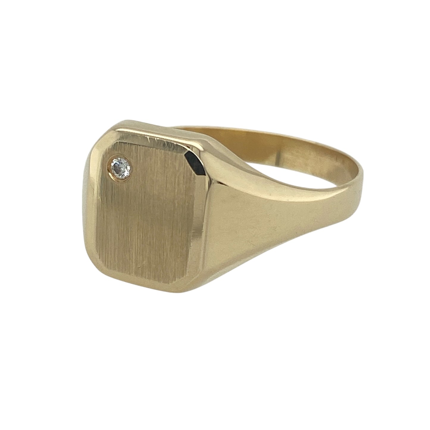 Smart and sophisticated, this pre-owned 14ct yellow gold diamond rectangle signet ring offers a contemporary interpretation of a timeless classic. Featuring a sleek rectangular face accented with a sparkling diamond, this elegant ring is perfect for those who appreciate understated luxury and refined craftsmanship.

Design: The ring features a classic rectangular signet face measuring approximately 12mm in height.