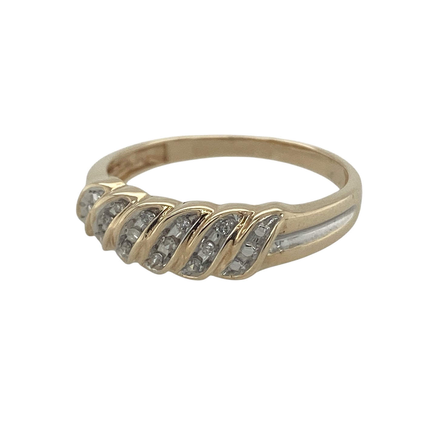 Elegant and contemporary, this pre-owned 9ct yellow gold diamond twisted band ring beautifully combines flowing lines with sparkling diamond accents. Its graceful twisted design creates a sophisticated look that is perfect for everyday wear, stacking, or as a meaningful gift for a special occasion.

Design: The ring features a stylish twisted band design, with flowing curves that intertwine across the front to create an elegant and eye-catching silhouette.