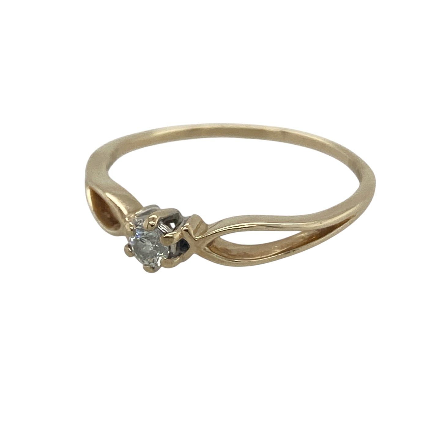 Elegant in its simplicity, this pre-owned 9ct yellow gold diamond solitaire ring is a timeless classic that beautifully showcases a single brilliant cut diamond. Perfect as an engagement ring, promise ring, or a sophisticated everyday piece, its understated design allows the diamond to take centre stage.

Design: The ring features a classic solitaire setting that highlights a single brilliant cut diamond. Its clean, timeless lines ensure the focus remains on the sparkle and beauty of the centre stone.