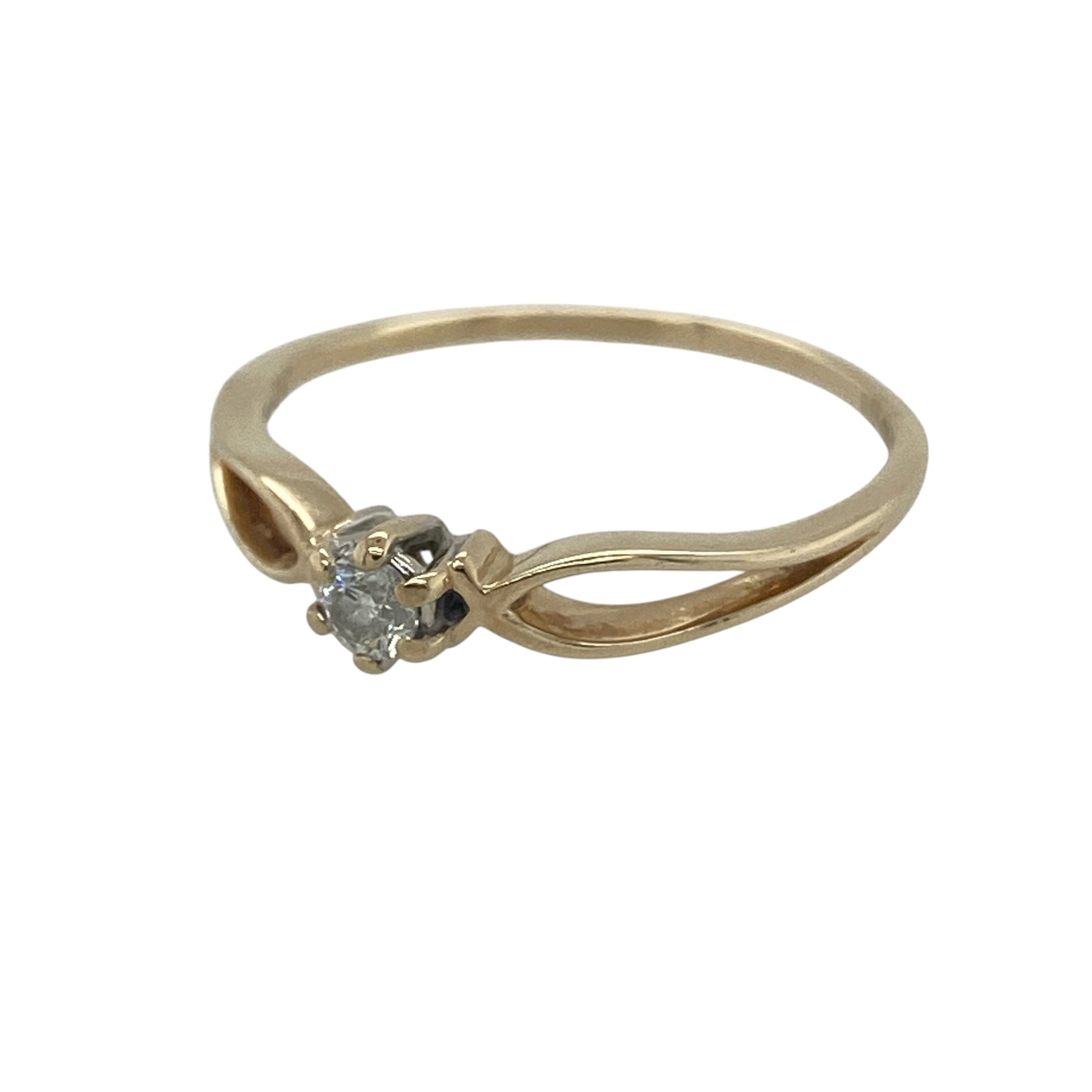 Elegant in its simplicity, this pre-owned 9ct yellow gold diamond solitaire ring is a timeless classic that beautifully showcases a single brilliant cut diamond. Perfect as an engagement ring, promise ring, or a sophisticated everyday piece, its understated design allows the diamond to take centre stage.

Design: The ring features a classic solitaire setting that highlights a single brilliant cut diamond. Its clean, timeless lines ensure the focus remains on the sparkle and beauty of the centre stone.