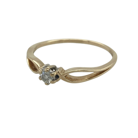 Elegant in its simplicity, this pre-owned 9ct yellow gold diamond solitaire ring is a timeless classic that beautifully showcases a single brilliant cut diamond. Perfect as an engagement ring, promise ring, or a sophisticated everyday piece, its understated design allows the diamond to take centre stage.

Design: The ring features a classic solitaire setting that highlights a single brilliant cut diamond. Its clean, timeless lines ensure the focus remains on the sparkle and beauty of the centre stone.
