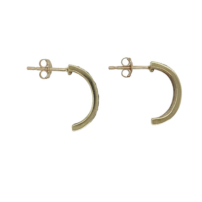 Contemporary and sophisticated, these pre-owned 9ct yellow gold black and white diamond curved bar stud earrings offer a striking contrast of colour and sparkle. The elegant curved design, combined with rows of black and white diamonds, creates a modern yet timeless look that is perfect for both everyday wear and special occasions.

Design: The earrings feature a sleek curved bar design that gently follows the contour of the ear, creating a refined and contemporary silhouette.