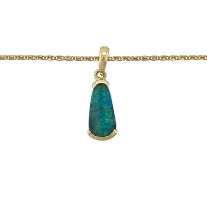 Add timeless elegance and captivating colour to your jewellery collection with this pre-owned 18ct yellow gold Opalique doublet pendant necklace, featuring a vibrant oval gemstone suspended from a classic 19-inch swirl link chain.

Design: The necklace features a stunning oval Opalique doublet measuring approximately 12mm by 6mm, displaying beautiful flashes of iridescent colour.