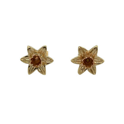 Celebrate Welsh heritage with these pre-owned 9ct yellow Welsh gold daffodil stud earrings, featuring the iconic daffodil design that symbolises hope, renewal and the national flower of Wales.

Design: The earrings showcase beautifully detailed daffodil motifs with elegant petal detailing, creating a timeless floral design that is both meaningful and easy to wear. Their classic stud style makes them perfect for everyday elegance as well as special occasions.