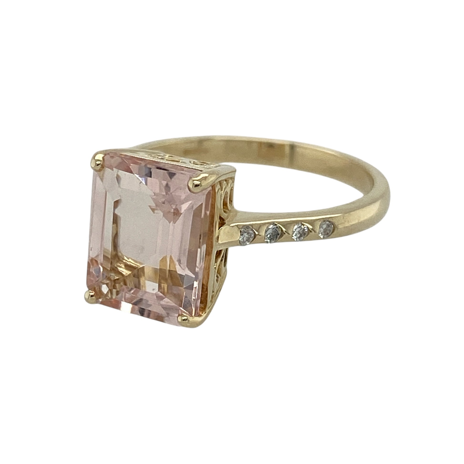 Add soft colour and elegant sparkle to your jewellery collection with this pre-owned 9ct yellow gold diamond and morganite ring, featuring a beautiful rectangular morganite complemented by sparkling diamond shoulders—perfect for everyday elegance or special occasions.

Design: The ring showcases a stunning rectangular morganite measuring approximately 10mm by 8mm, displaying delicate blush-pink tones that create a striking focal point.