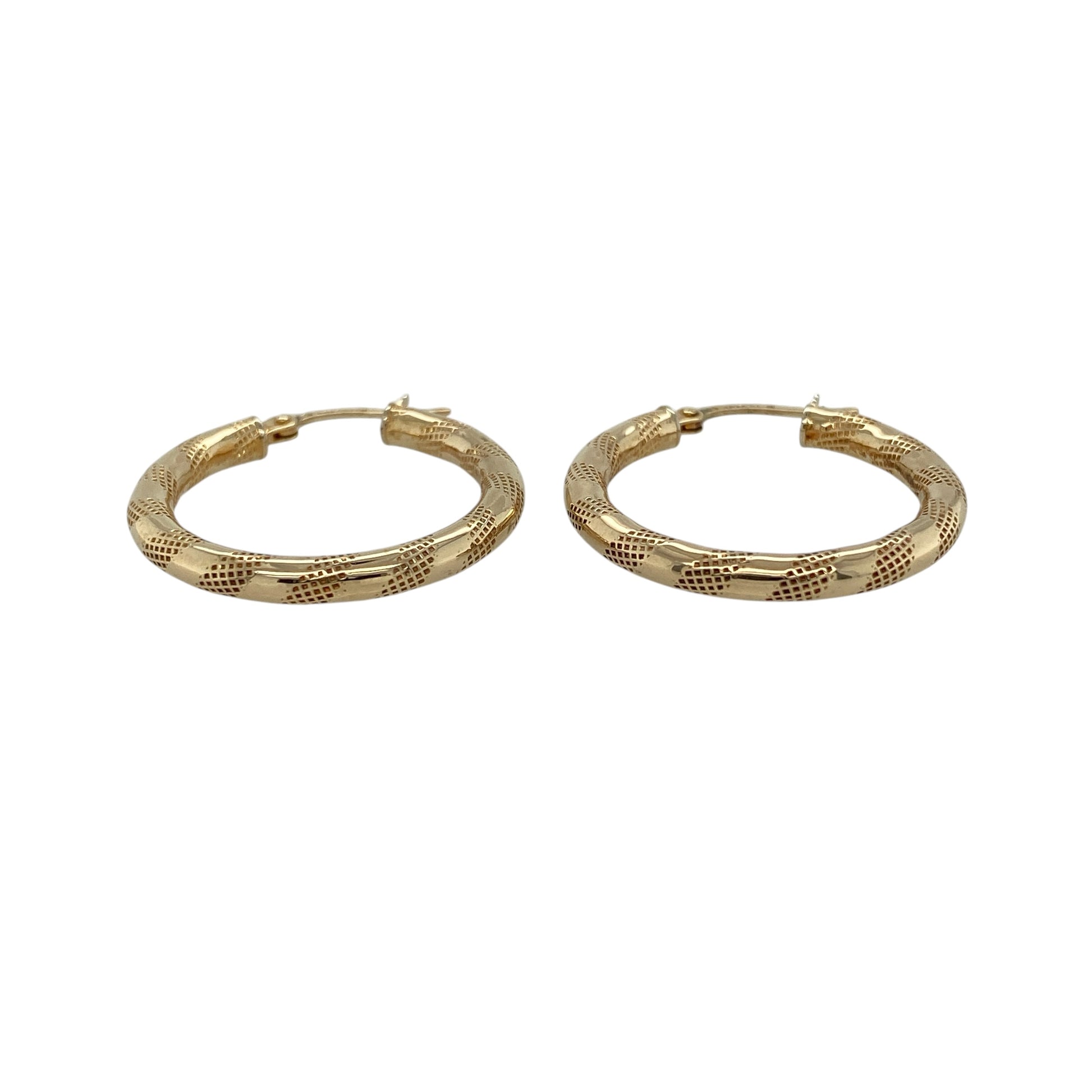 Add timeless style to your jewellery collection with these pre-owned 9ct yellow gold stripe patterned hoop creole earrings, featuring a classic hoop design with elegant textured detailing—perfect for everyday wear or special occasions.

Design: These earrings feature a traditional hoop creole style with an attractive stripe-patterned finish that catches the light beautifully. Measuring approximately 25mm in diameter, they offer a versatile medium-sized profile that is both stylish and easy to wear.