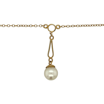 Add timeless elegance to your jewellery collection with this pre-owned 9ct yellow gold pearl pendant necklace, featuring a lustrous pearl suspended from a graceful pendant on a fine 18-inch belcher chain.

Design: The necklace showcases a beautifully crafted pendant measuring approximately 2.6cm in length, elegantly highlighting a lustrous 7mm round pearl. The flowing design creates a sophisticated silhouette, making it suitable for both everyday wear and special occasions.