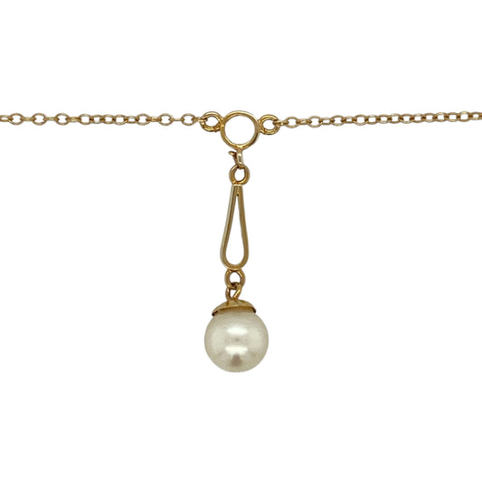 Add timeless elegance to your jewellery collection with this pre-owned 9ct yellow gold pearl pendant necklace, featuring a lustrous pearl suspended from a graceful pendant on a fine 18-inch belcher chain.

Design: The necklace showcases a beautifully crafted pendant measuring approximately 2.6cm in length, elegantly highlighting a lustrous 7mm round pearl. The flowing design creates a sophisticated silhouette, making it suitable for both everyday wear and special occasions.