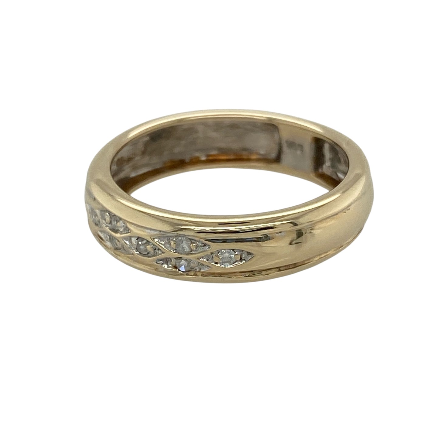 Add understated sparkle to your jewellery collection with this pre-owned 9ct yellow gold diamond band ring, featuring a beautifully patterned arrangement of seven diamonds across a polished wide band.

Design: The ring showcases a contemporary 5mm wide band with seven small diamonds arranged in an attractive decorative pattern across the front. The polished finish and balanced design create a sophisticated look that is perfect for everyday wear or special occasions.