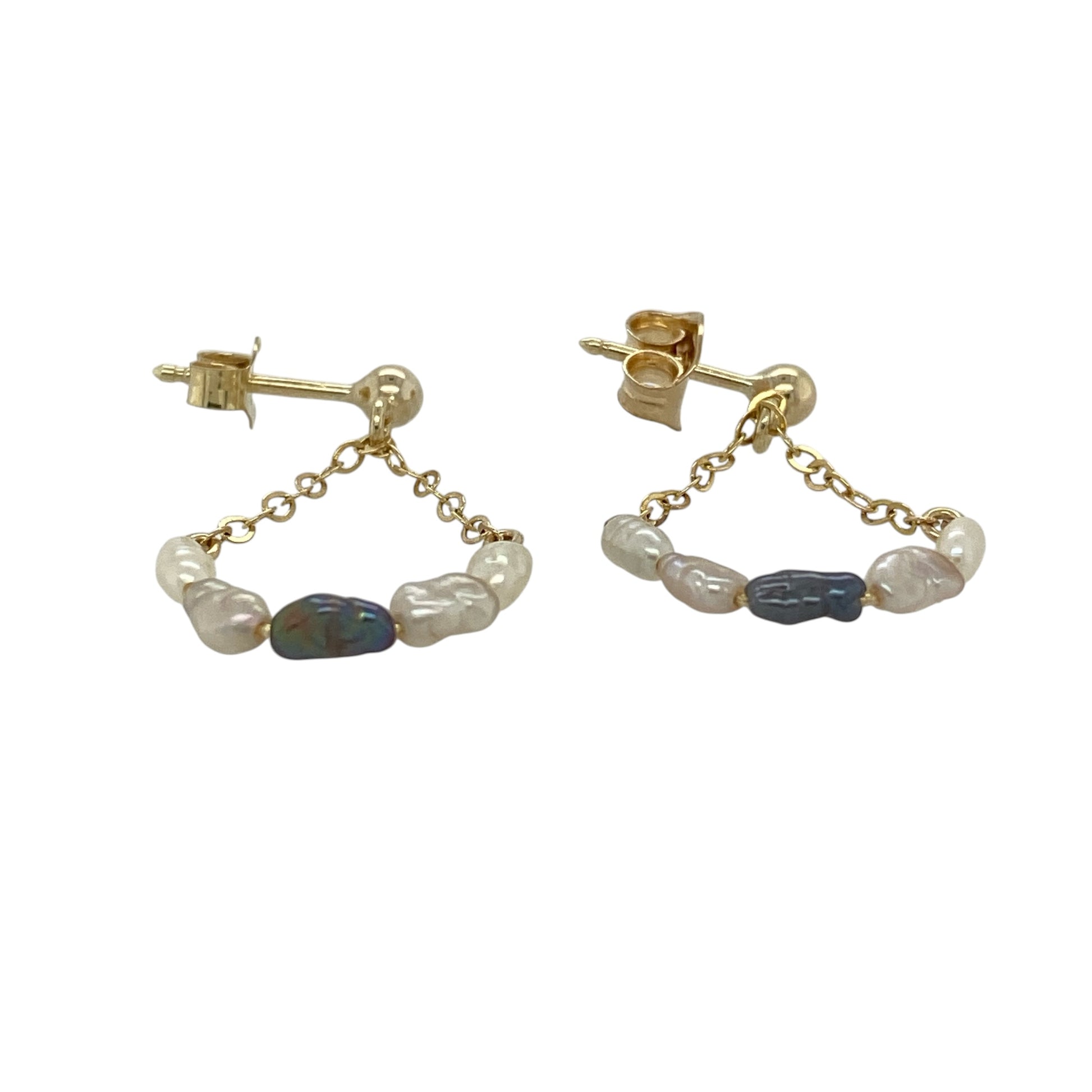 Add natural elegance and distinctive character to your jewellery collection with these pre-owned 9ct yellow gold blister pearl drop earrings, featuring a beautiful combination of white and grey pearls.

Design: Each earring showcases a delicate arrangement of five blister pearls, comprising four white pearls and one contrasting grey pearl. The combination of natural tones creates an eye-catching and elegant design, while the drop style allows the earrings to move gracefully when worn.