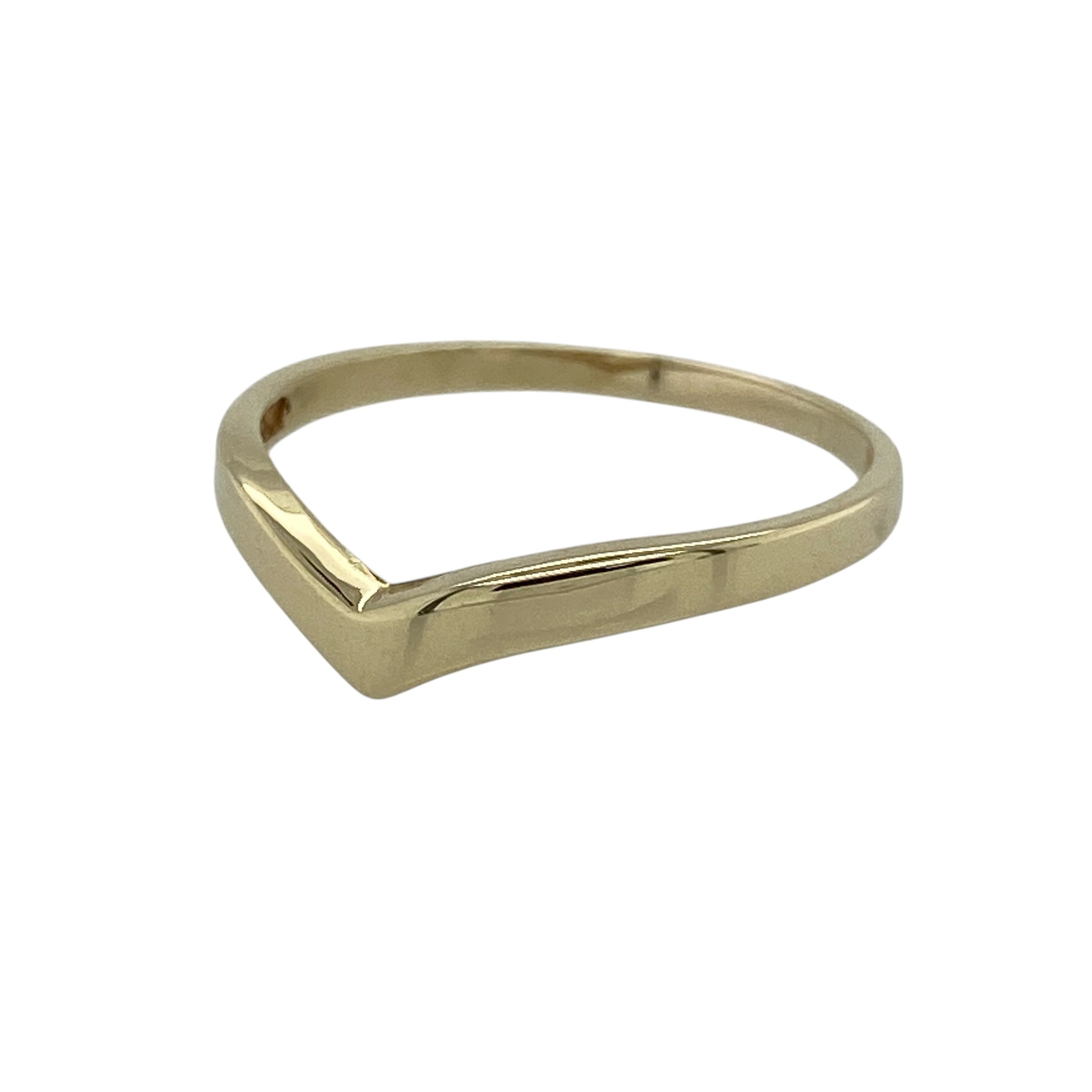 Add timeless simplicity and elegant styling to your jewellery collection with this pre-owned 9ct yellow gold plain wishbone ring, featuring a classic curved design perfect for everyday wear.

Design: The ring showcases a graceful wishbone-shaped profile with a clean and understated appearance.